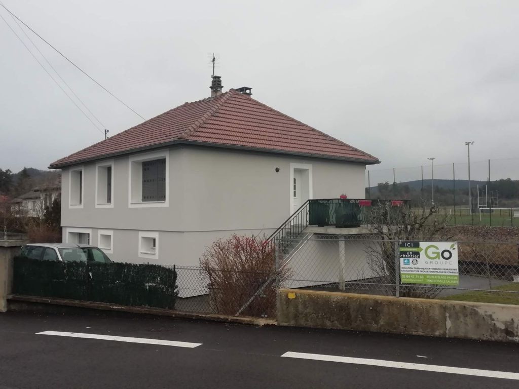 Isolation par l’extérieur avec enduit de finition et encadrement de fenêtres