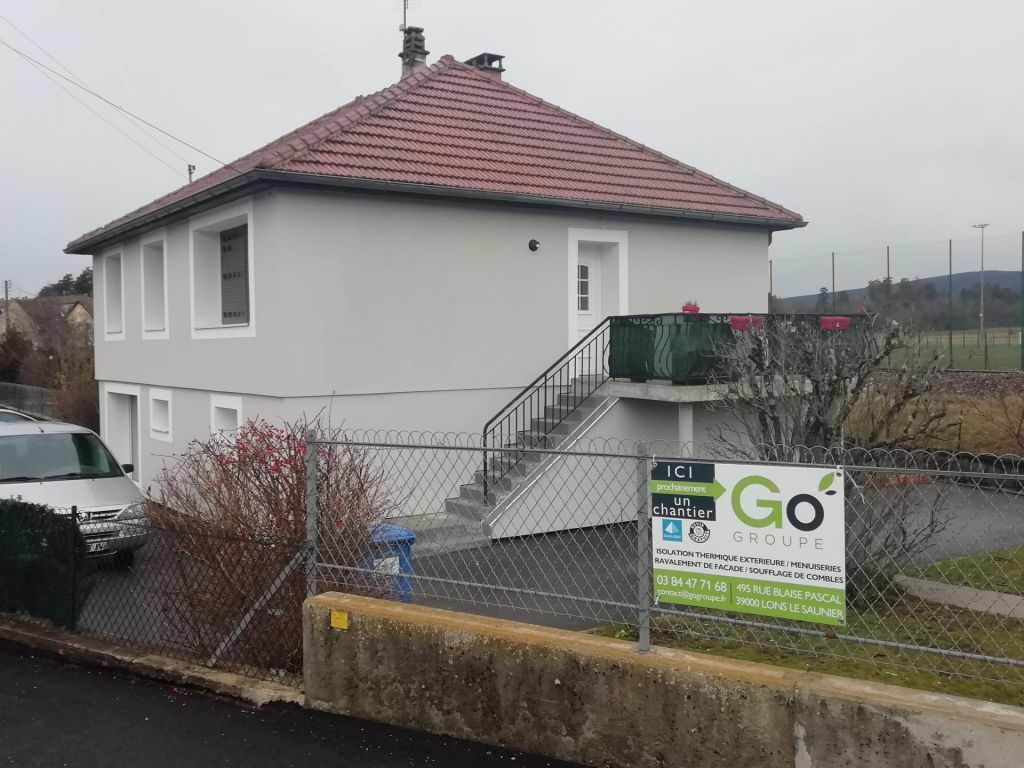 Isolation par l’extérieur avec enduit de finition et encadrement de fenêtres