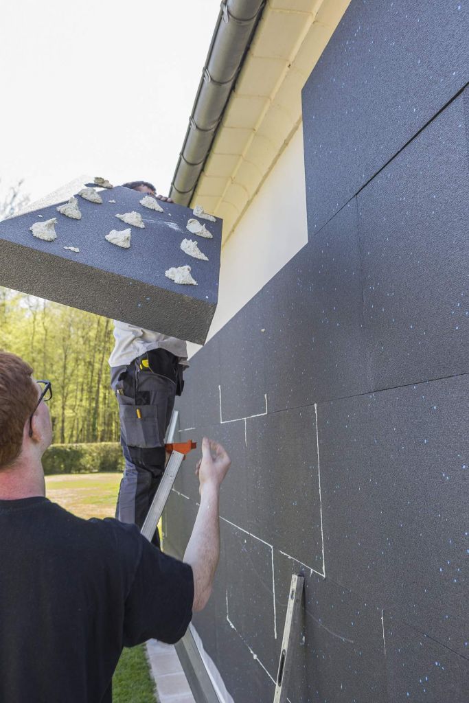 Isolation par l’extérieur avec enduit de finition et encadrement de fenêtres