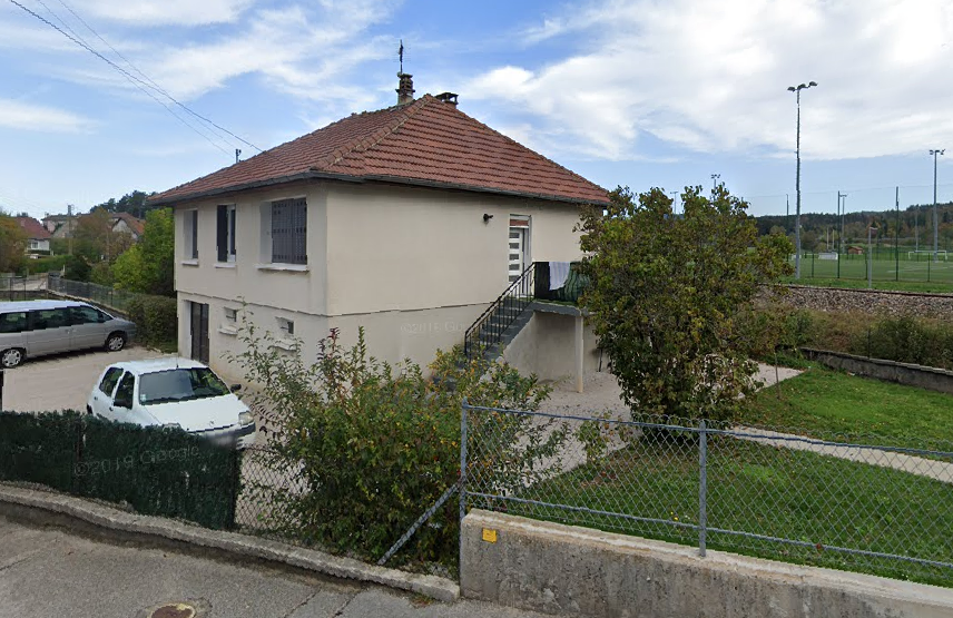 Isolation par l’extérieur avec enduit de finition et encadrement de fenêtres